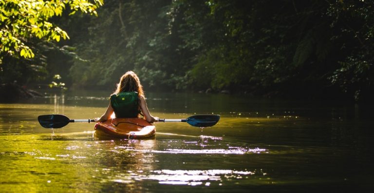 Débuter le canoë-kayak : choisir entre mer et rivière !