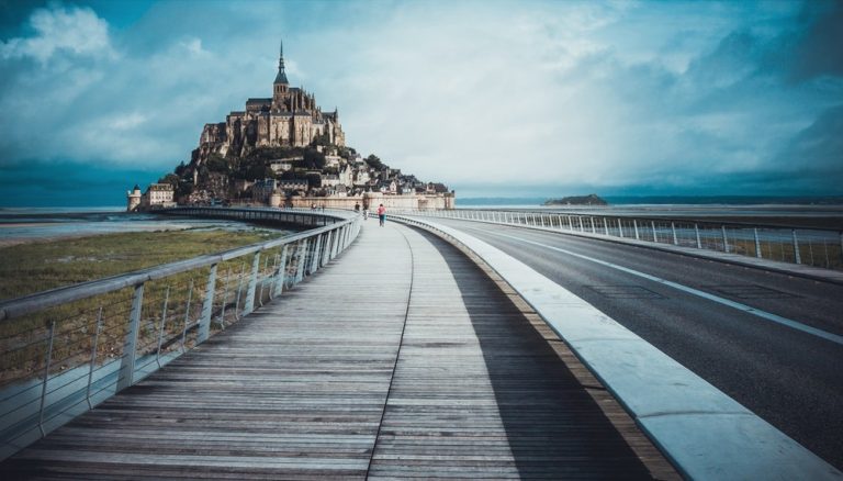 Débutez la randonnée au Mont-Saint-Michel lors de la randonnée bleue et verte !