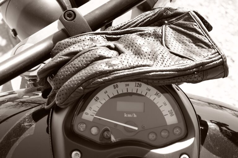 Pourquoi est-il important d’avoir des gants en moto ?